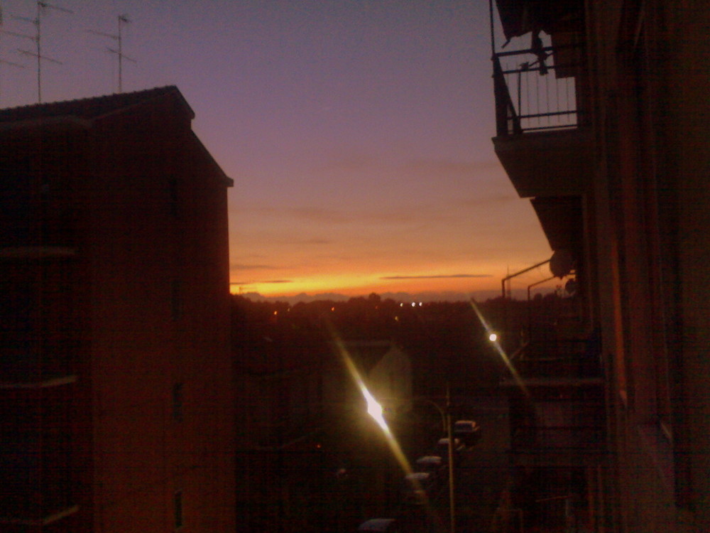 il tramonto tra le case...