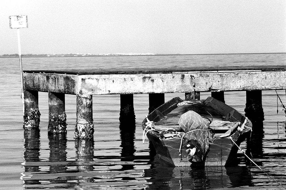 Il vecchio molo e la piccola barca