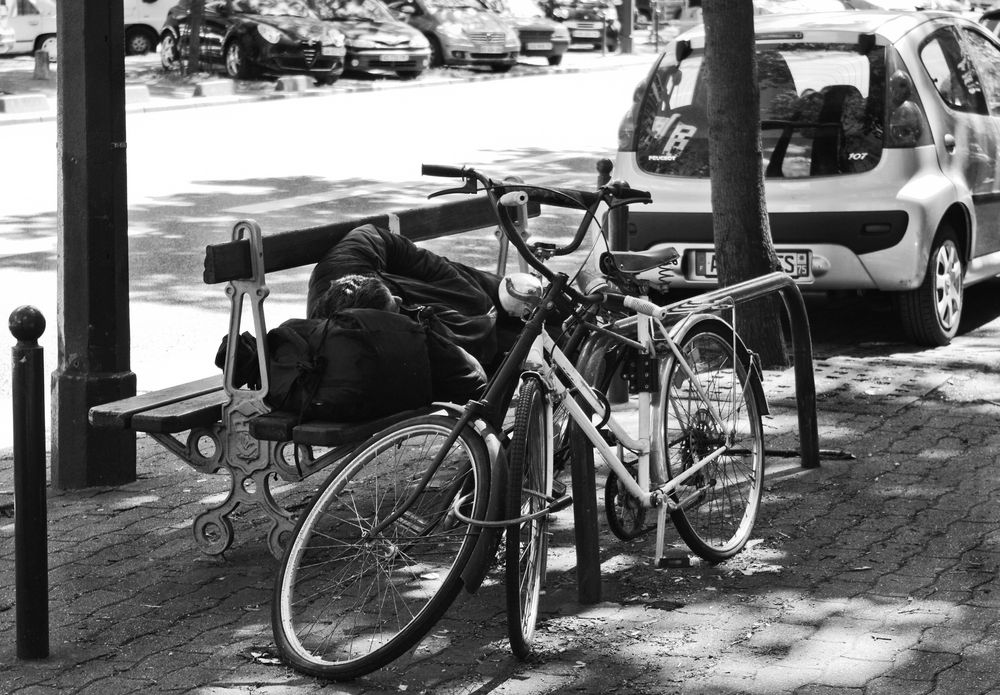 Il veille sur les vélos .