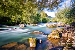 Il veloce scorre dell'acqua.