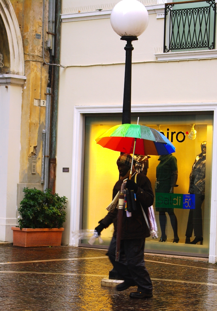 Il venditore di ombrelli speriamo  per lui di un mondo con piu colori.