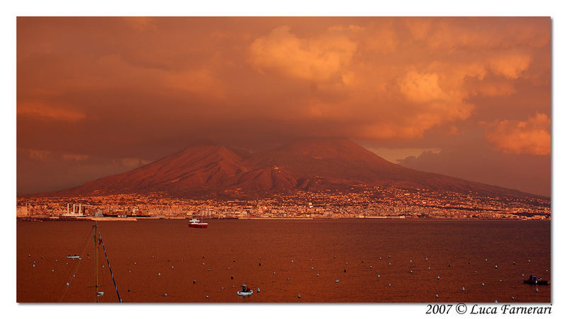 Il vesuvio e il mare al tramonto