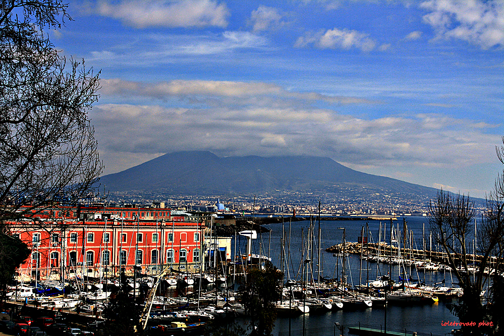 il vesuvio tra le nuvole.