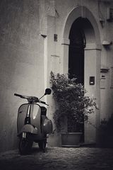 * il vicolo e la Vespa *