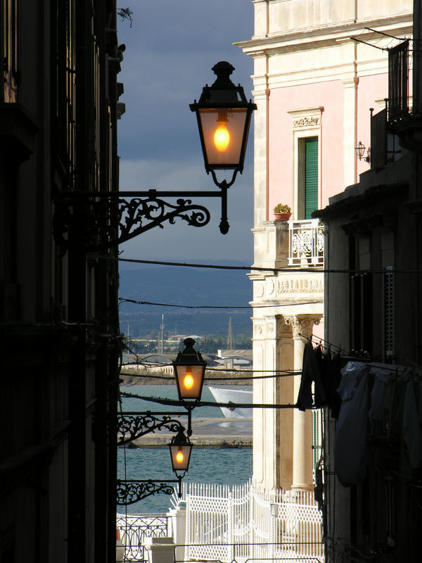 Il vicolo sul mare