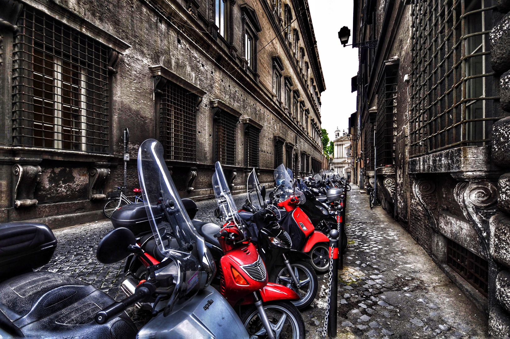 Il y a aussi des Vespas rouges !