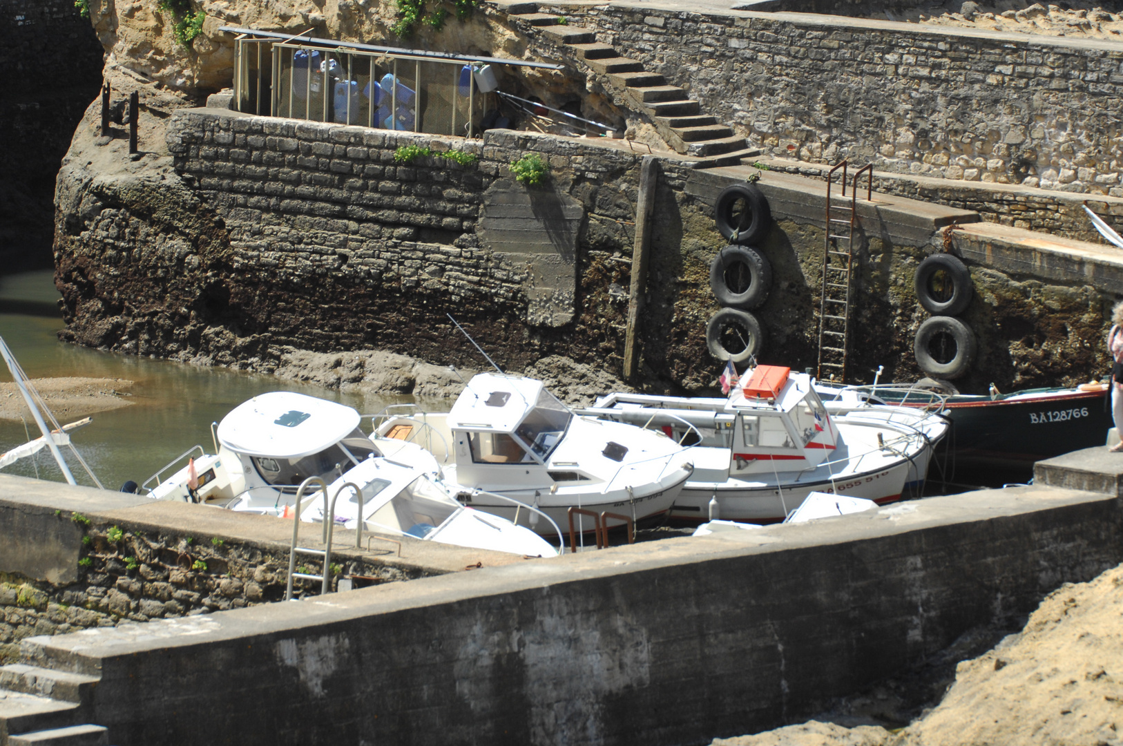 il y a les sardines mises en boites et ...! les bateaux en carafe !