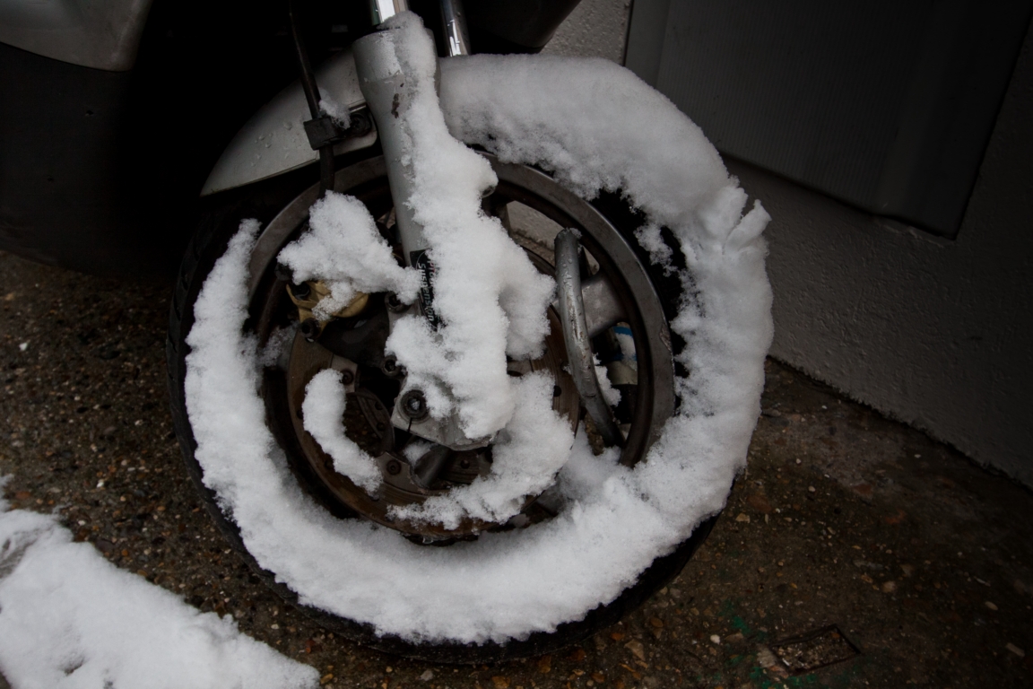 il y a roue enneigée....