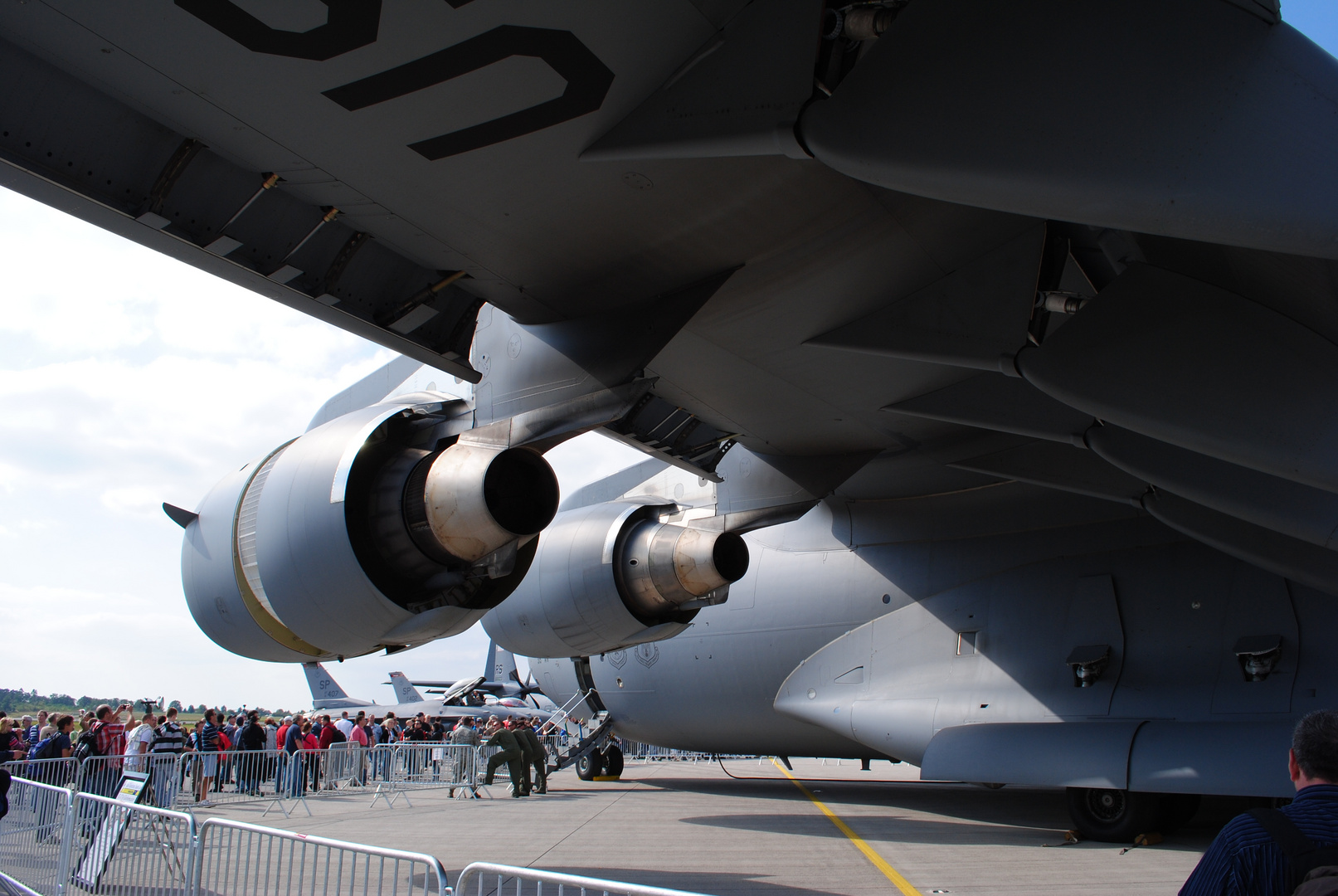 ILA 2012, unter der Tragfläche einer C-17