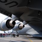 ILA 2012, unter der Tragfläche einer C-17