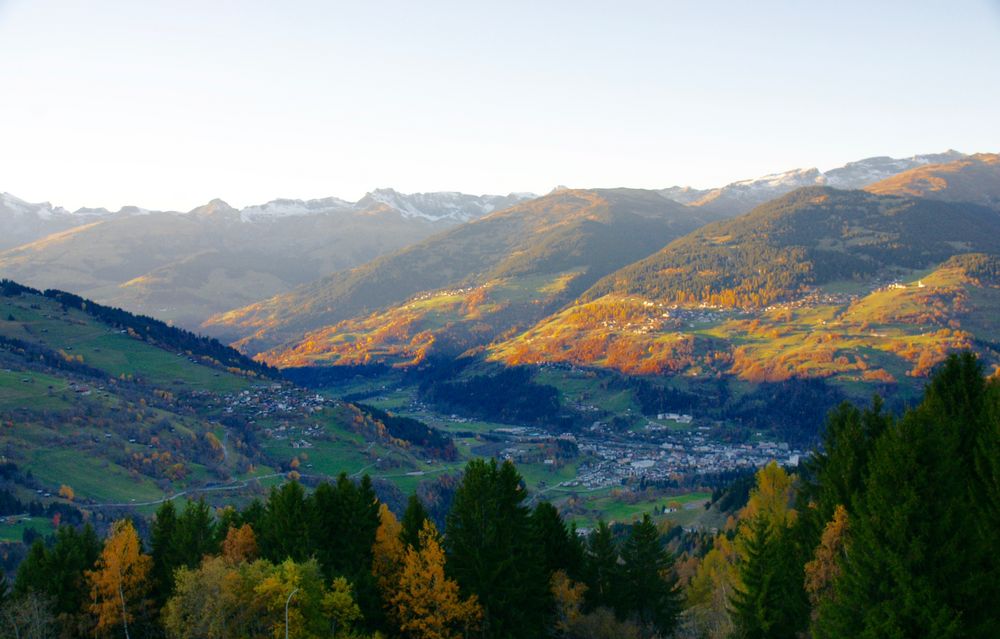 Ilanz im herbstlichen Abendsonnenschein