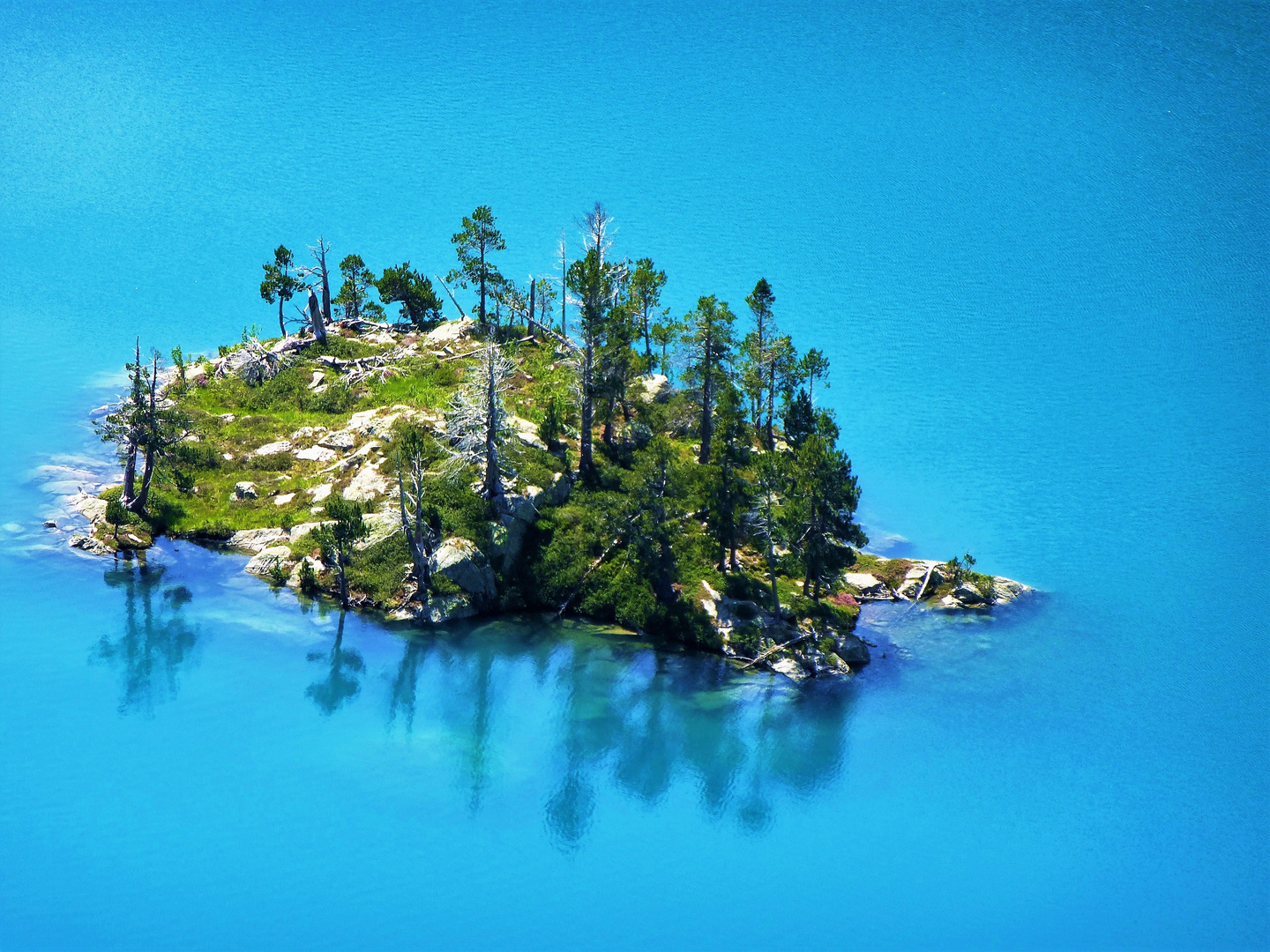 Ile du lac d'Aubert (Hautes Pyrénées)