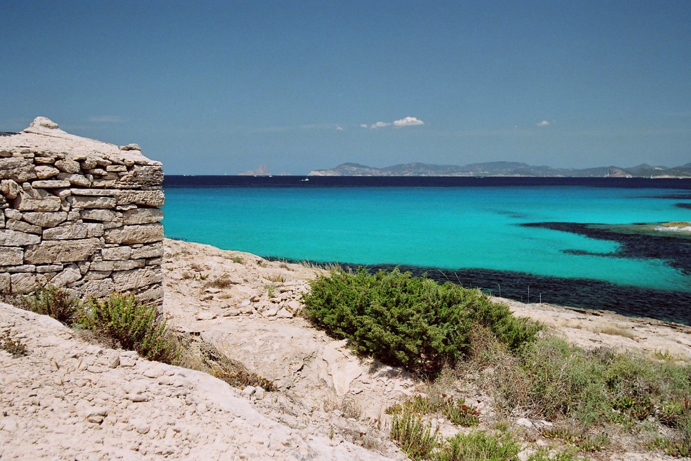 Illetes: Blick auf Es Vedra und Ibiza