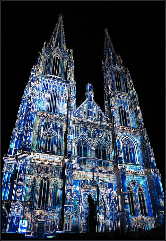 Illumination der Domtürme: "La cathédrale magique" - Regensburg