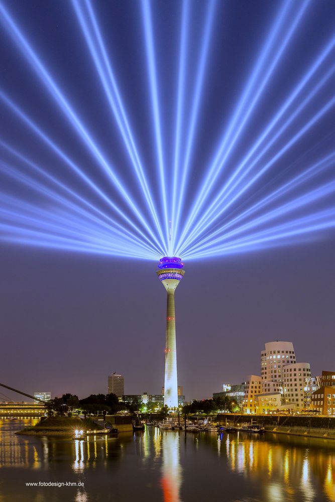 Illumination des Fernsehturms in Düsseldorf