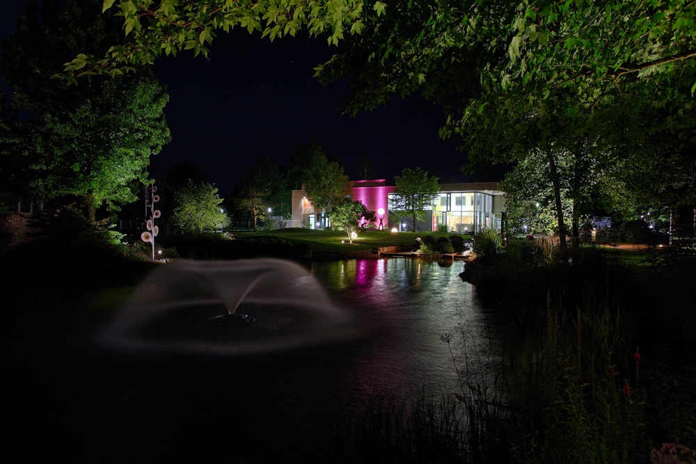 < Illumination im Park der Gärten >