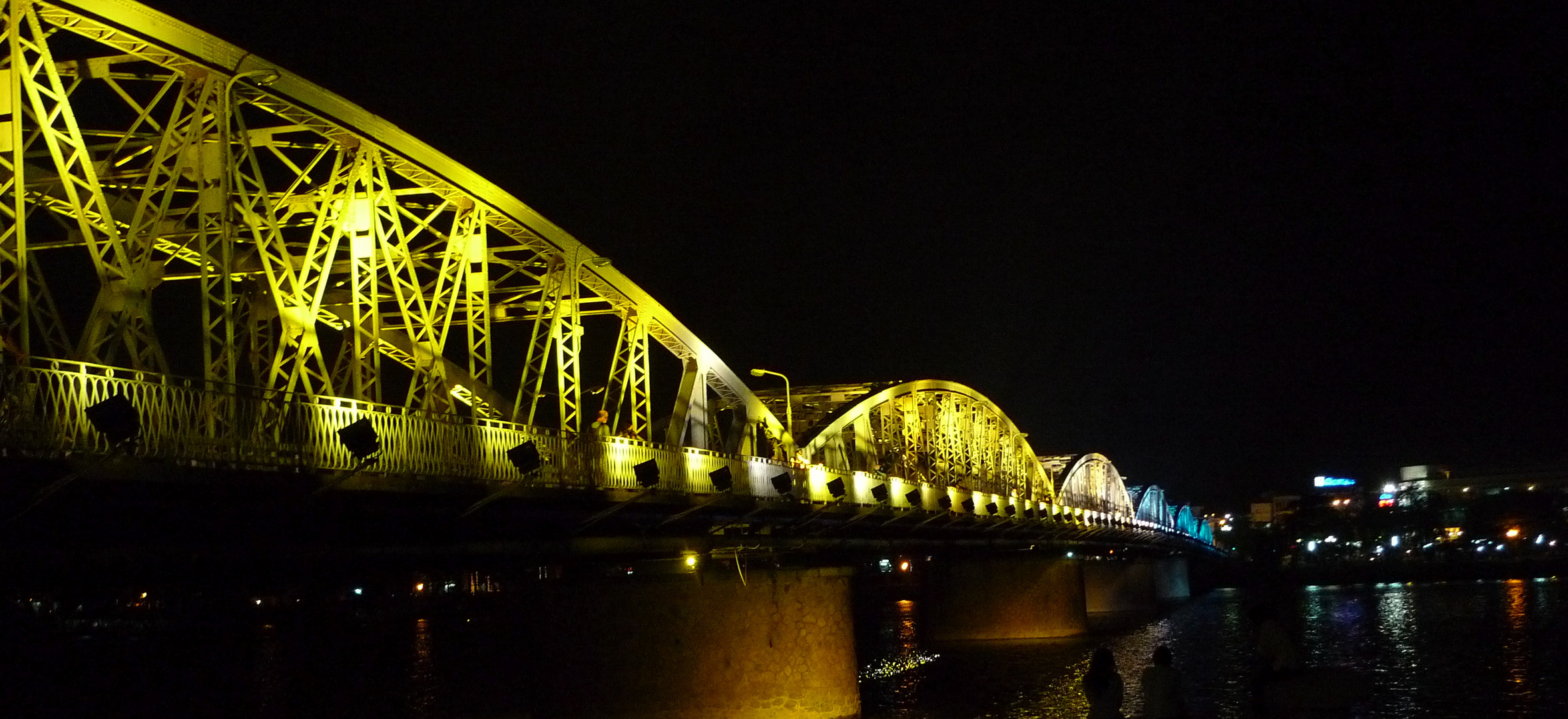 Illuminierte Brücke in HUE