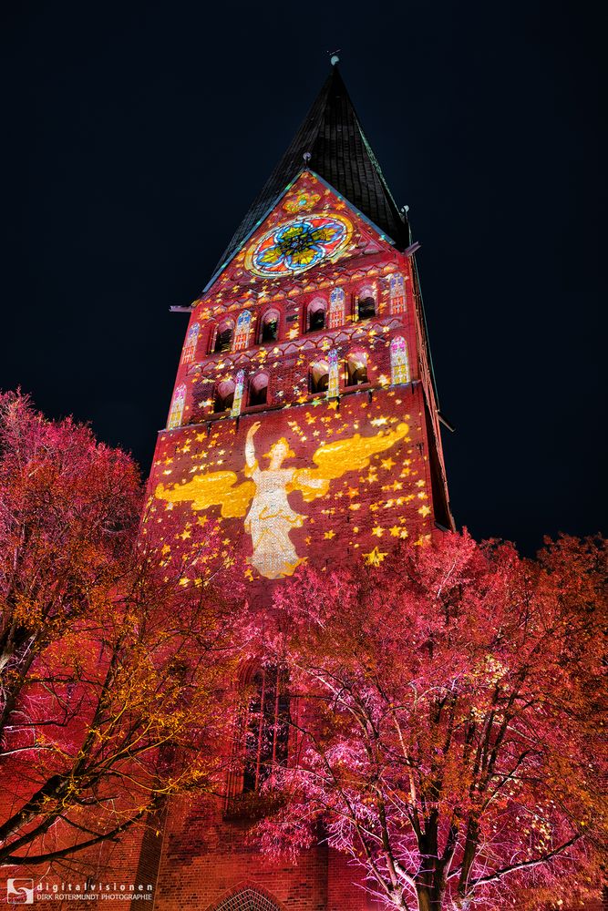 Illuminierte Kirche St. Johannis Lüneburg im Advent 2020
