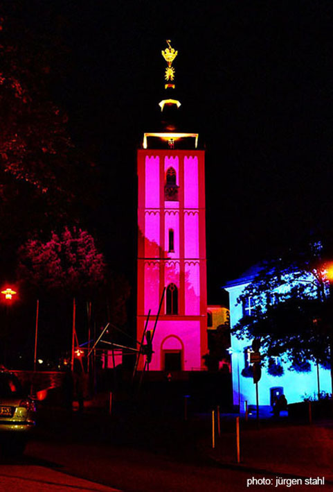 Illuminierte Nikolaikirche und Rathaus Siegen