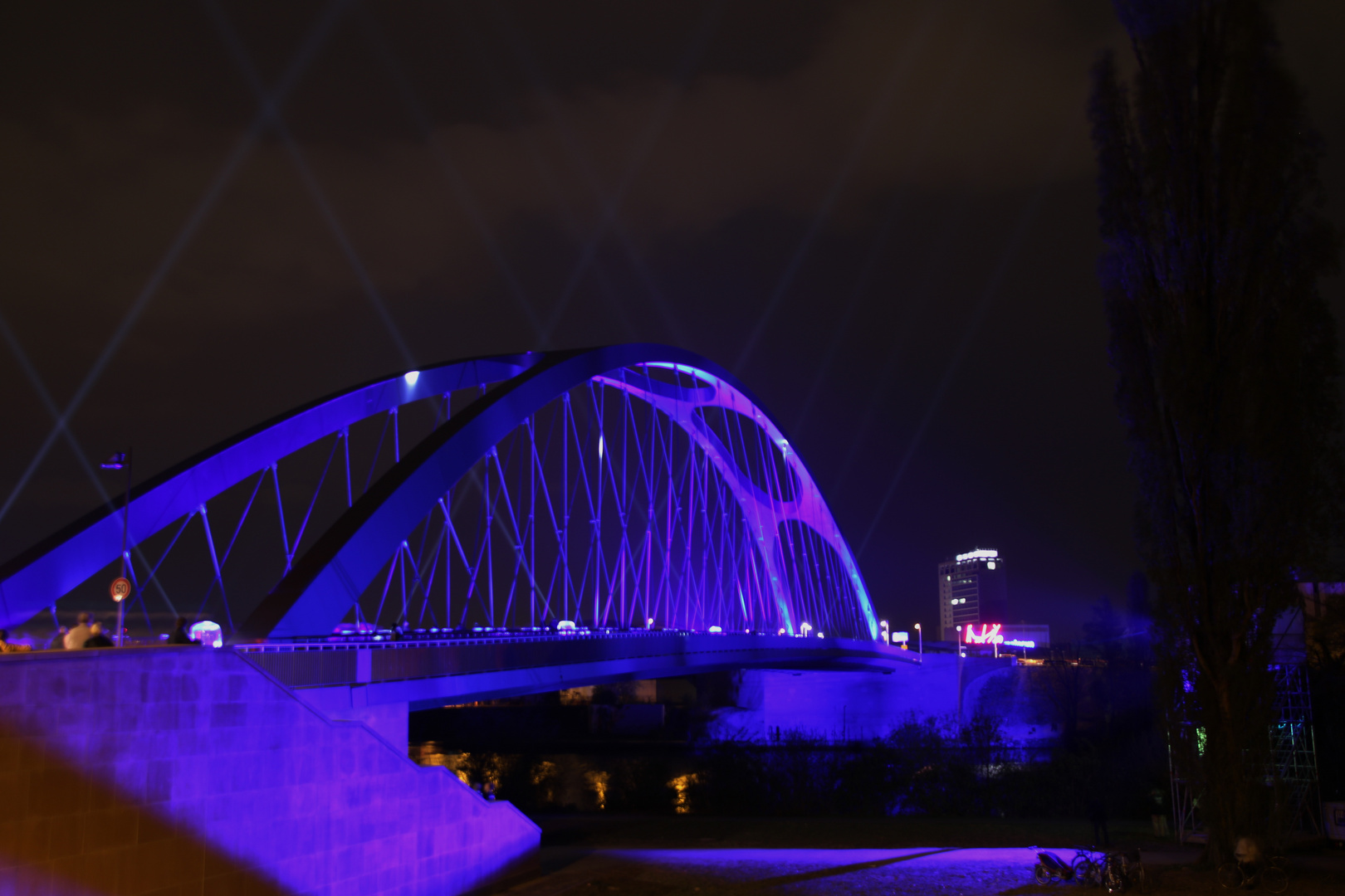 Illuminierte Osthafenbrücke 1