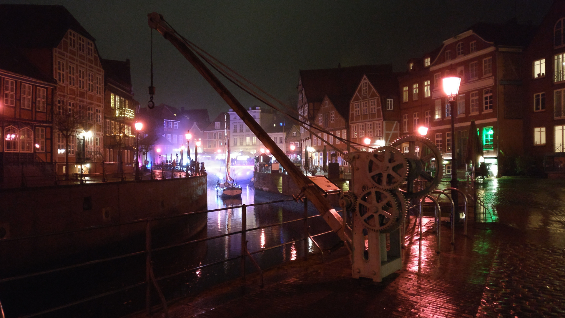 Illuminierter historischer Hansehafen in Stade