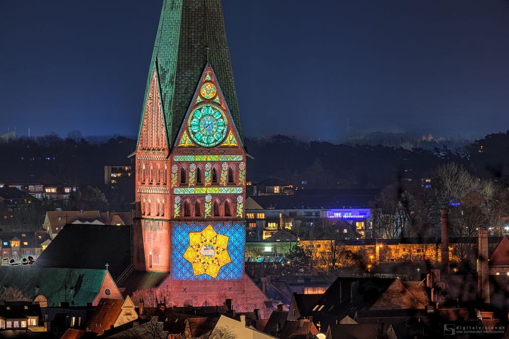 Illuminierter Turm der Kirche St. Johannis zu Lüneburg