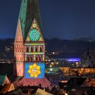 Illuminierter Turm der Kirche St. Johannis zu Lüneburg