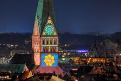 Illuminierter Turm der Kirche St. Johannis zu Lüneburg