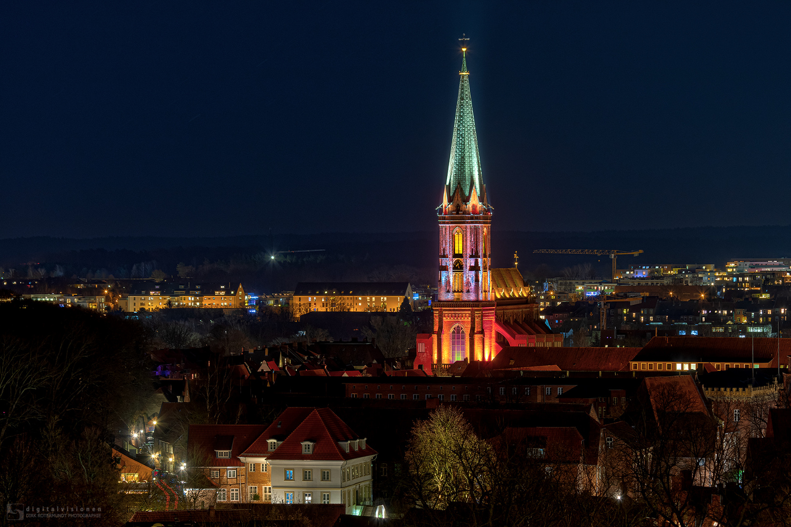 Illuminierter Turm der Kirche St. Nicolai zu Lüneburg