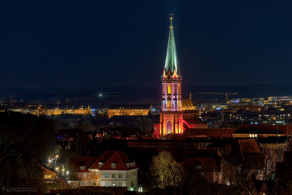 Illuminierter Turm der Kirche St. Nicolai zu Lüneburg