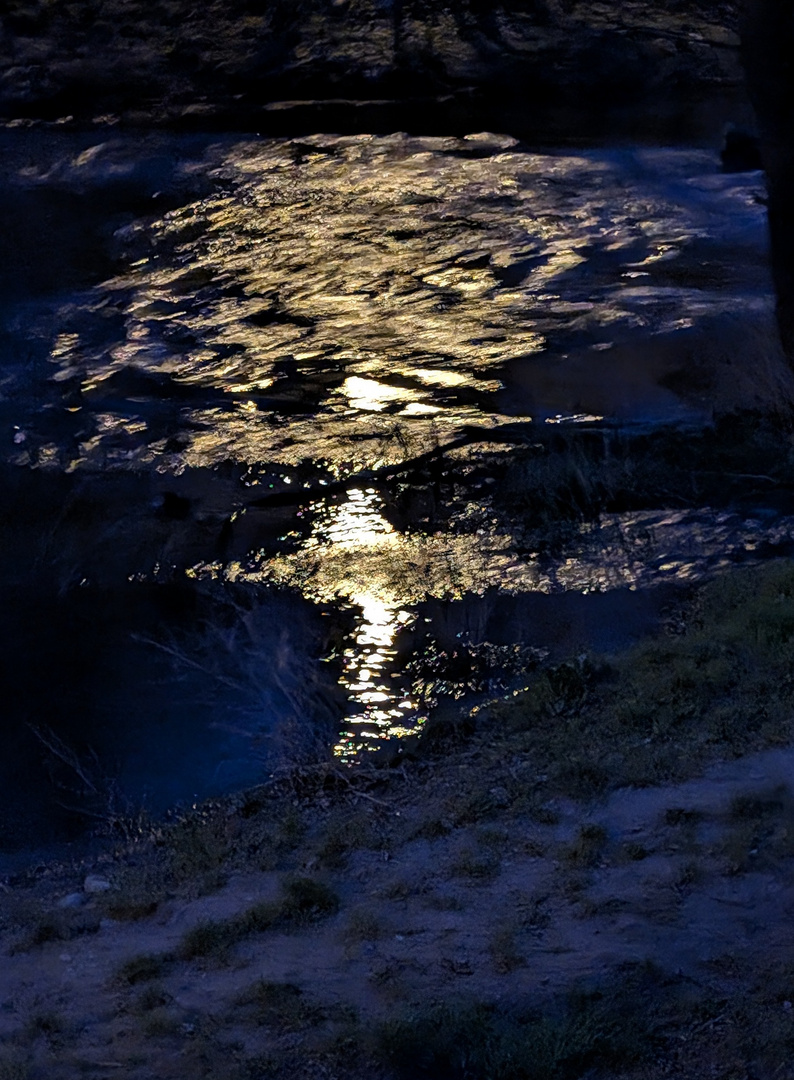 illuminiertes fließendes Wasser