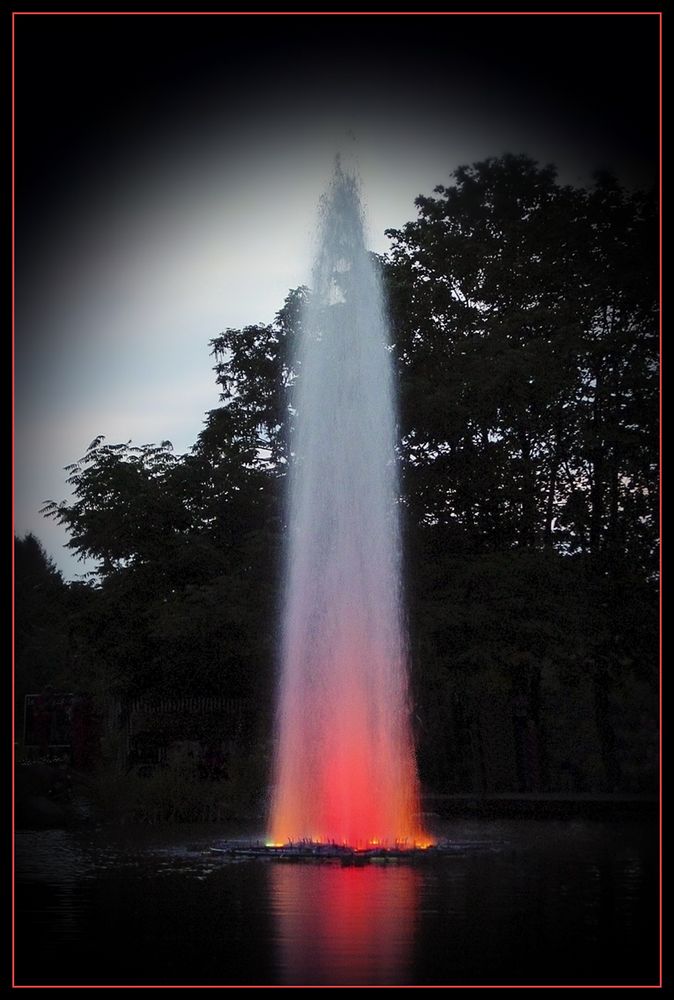 Illuminiertes Wasser bei Nacht