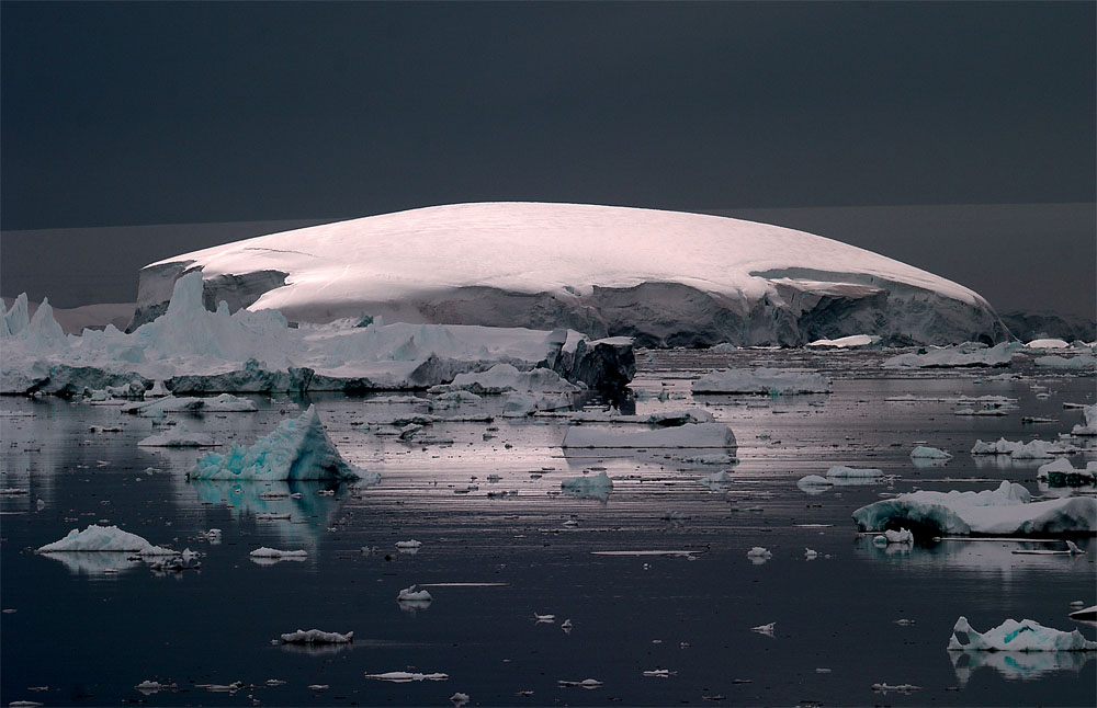 Ilot antarctique sous le soleil de minuit, pris depuis Le Diamant.