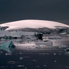 Ilot antarctique sous le soleil de minuit, pris depuis Le Diamant.