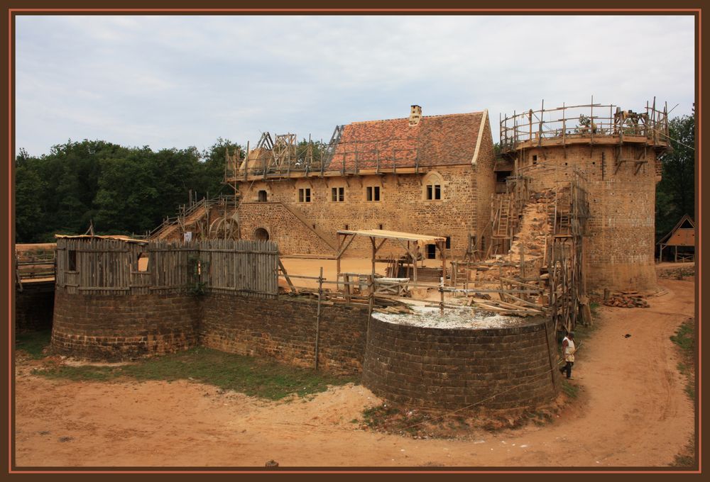 Ils bâtissent un château fort...