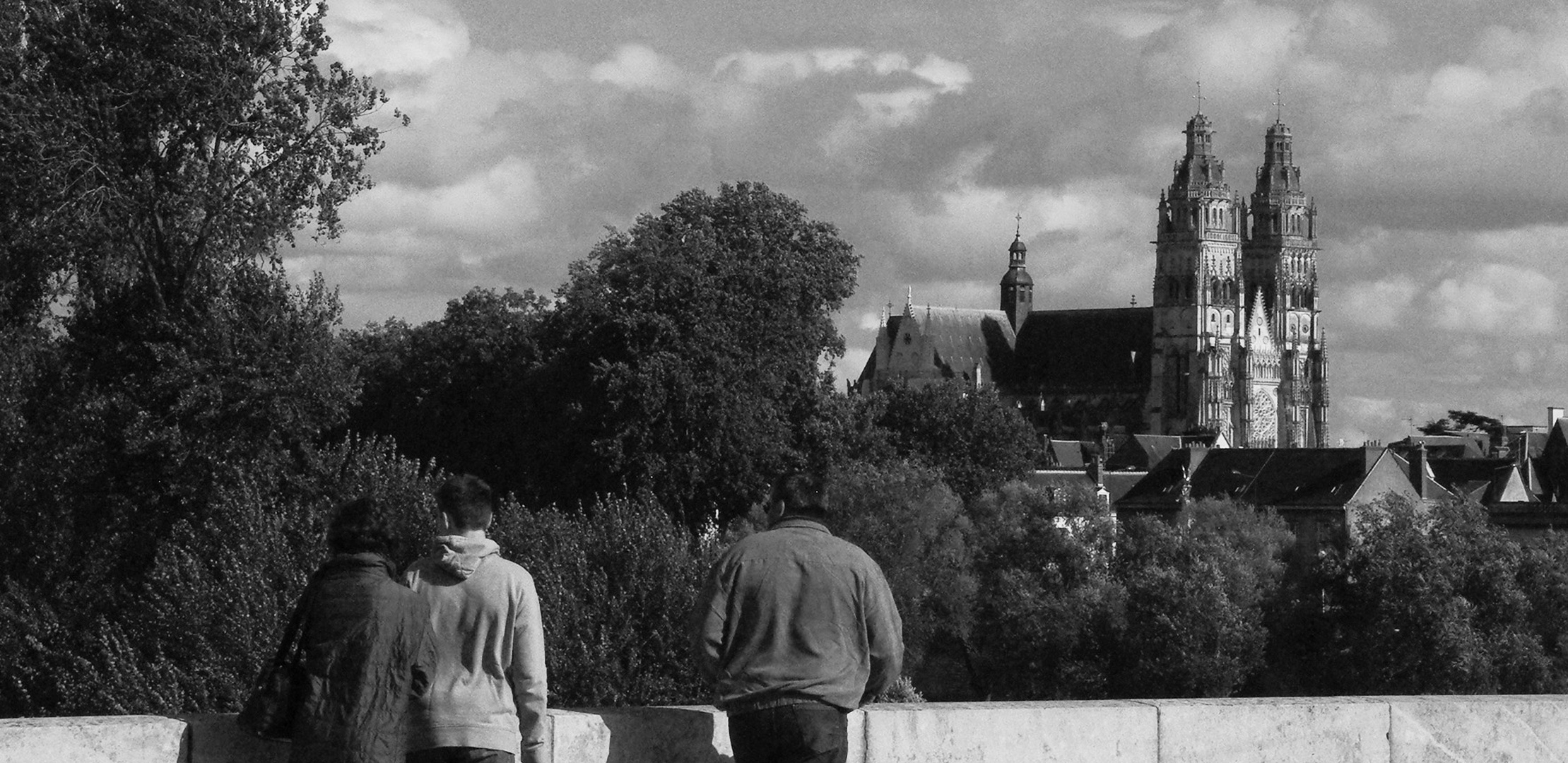 Ils regardent sur la Loire qui traverse Tours...