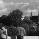 Ils regardent sur la Loire qui traverse Tours...