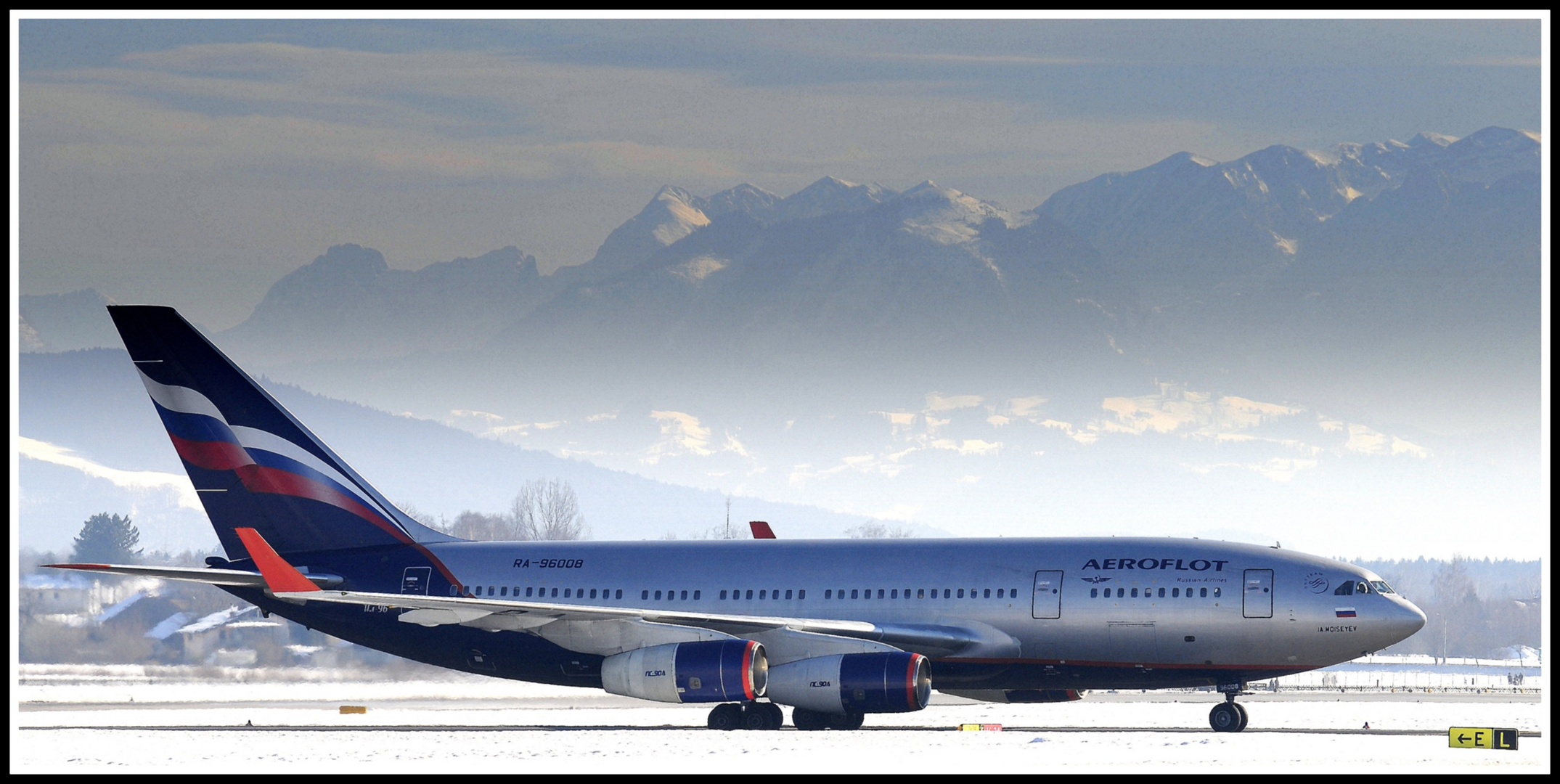 ILYUSHIN iL-96 IN SALZBURG Foto & Bild | luftfahrt ...
