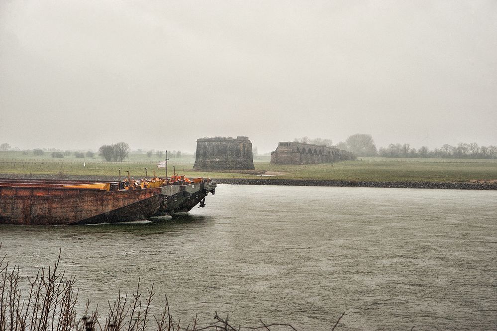 Im 2. Weltkrieg zerstörte Rheinbrücke in Wesel