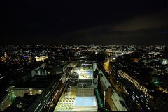 Im 90 m Höhe über Hamburg Blick auf die Außenalster (ca. 164 ha groß) und Binnenalster (ca. 18 ha)