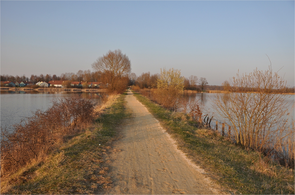 im Abend - Licht die Häuser am Lac de Madine