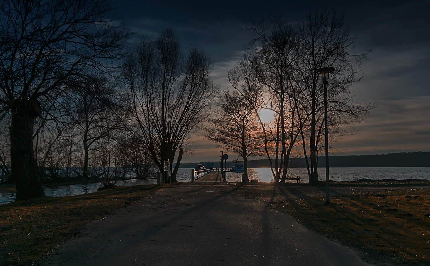 Im Abendlicht  der Steg am Badehaus