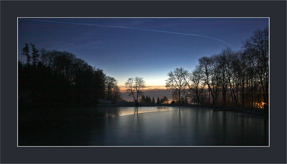 im allerletzten Licht: der Hedinger Weiher