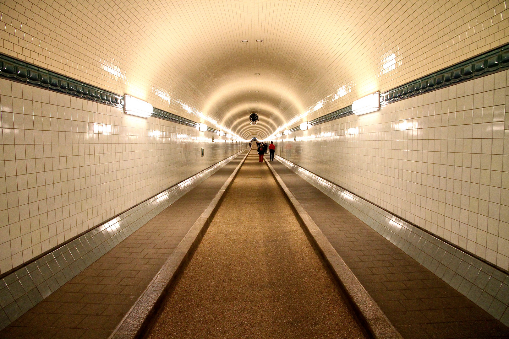 Im alten Elbtunnel