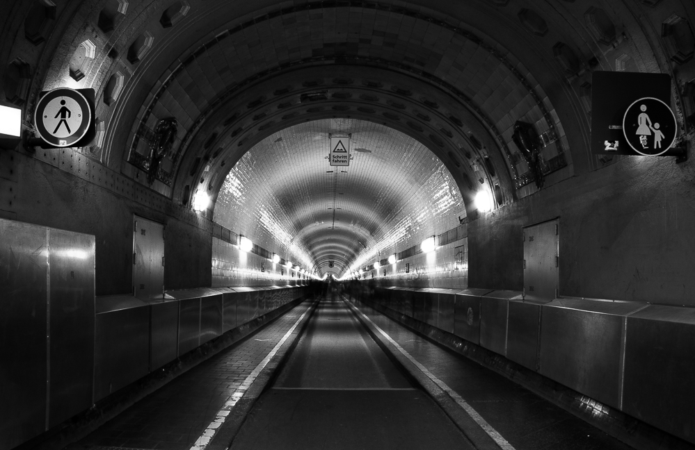 Im alten Elbtunnel