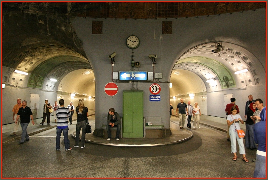 Im alten Elbtunnel - Blick in die Tunnelröhren