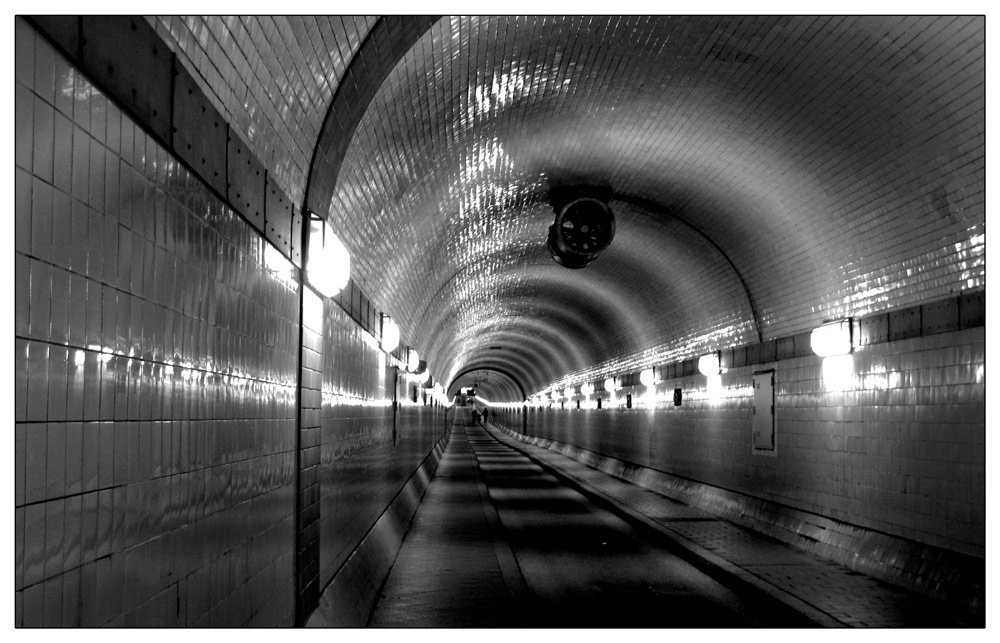 Im alten Elbtunnel II