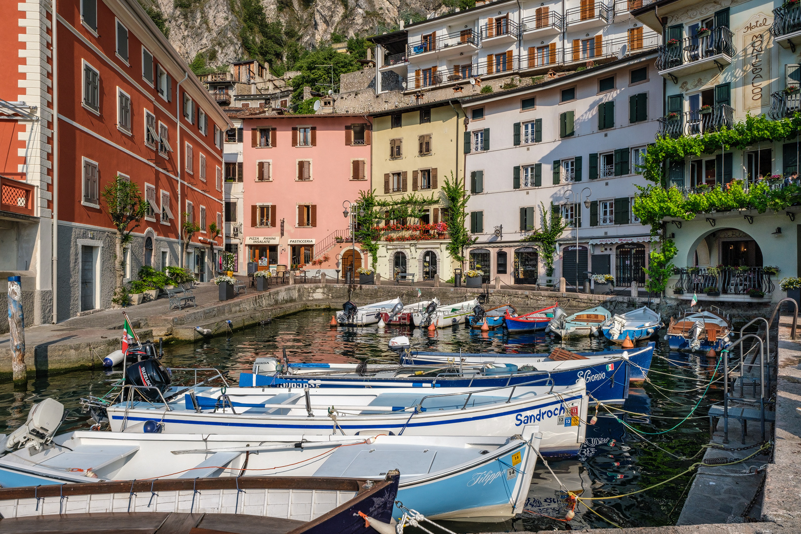 Im alten Hafen von Limone