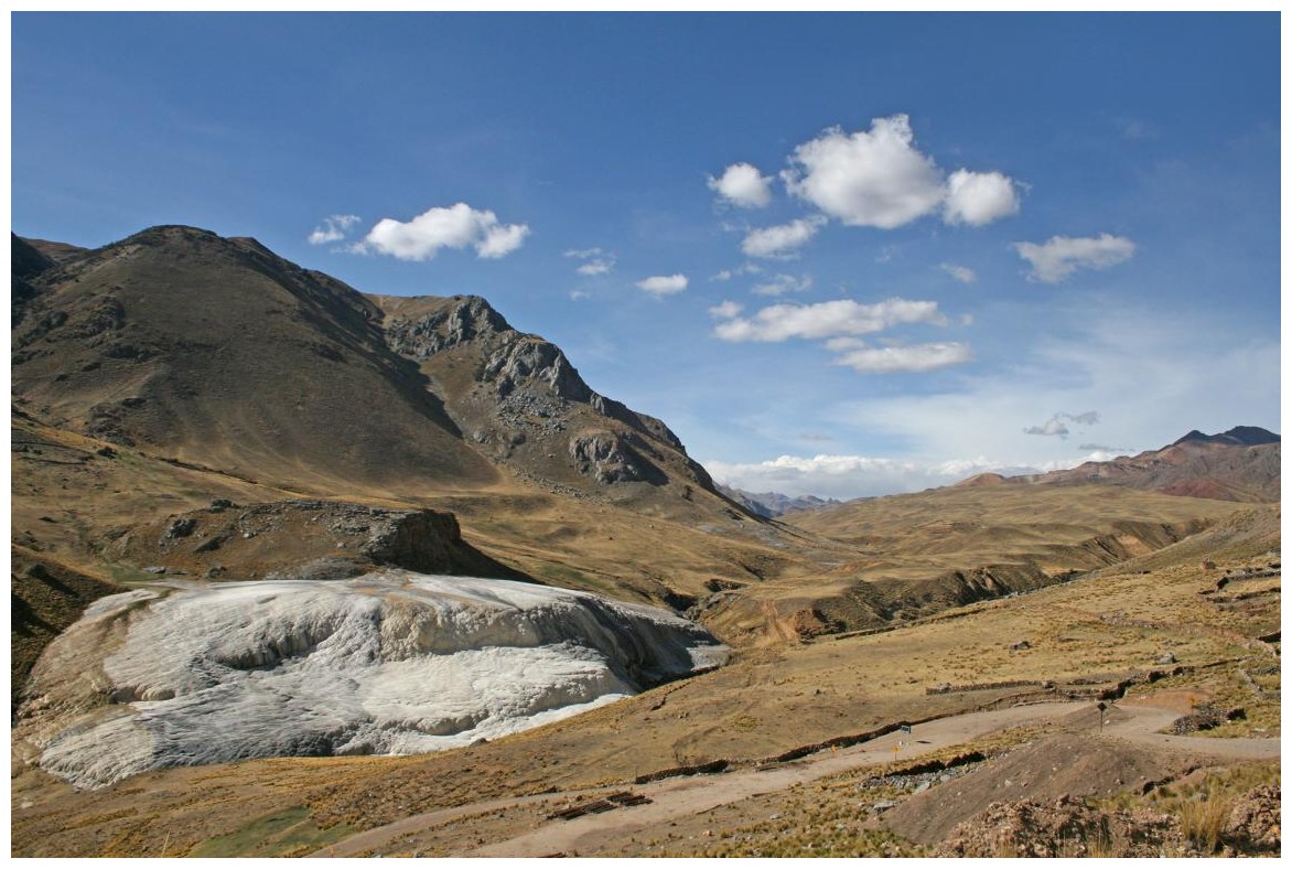 im Andenhochland I -links eine Schwefelquelle
