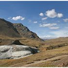 im Andenhochland I -links eine Schwefelquelle